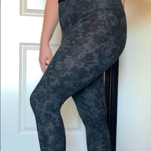 💝Camo/floral leggings! Great fit!